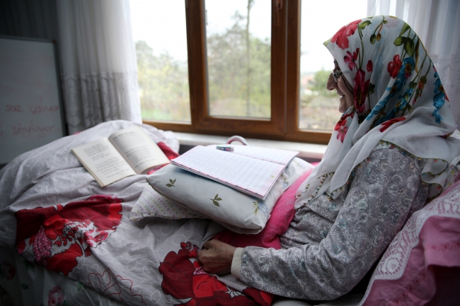 ALS hastası yaşlı kadın yatağında okuma yazma öğrendi